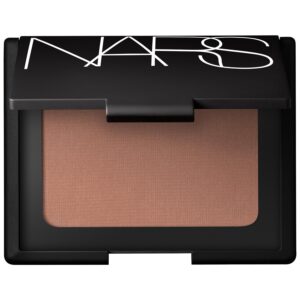 NARS Bronzing Powder, Laguna<br> بودرة البرونزر من نارس لاجونا تمنحك توهجًا طبيعيًا يشبه لون الشمس بفضل لونها الشفاف ولمعتها الذهبية الخفيفة